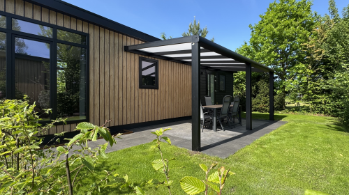 Sunlodge tuin zijkant.png