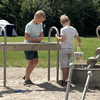 Jongens bij de waterspeeltuin.jpg