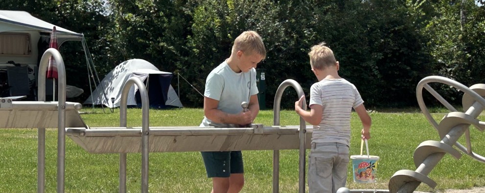 Jongens bij de waterspeeltuin.jpg