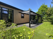 Sunlodge tuin zijkant.png