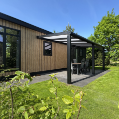 Sunlodge tuin zijkant.png
