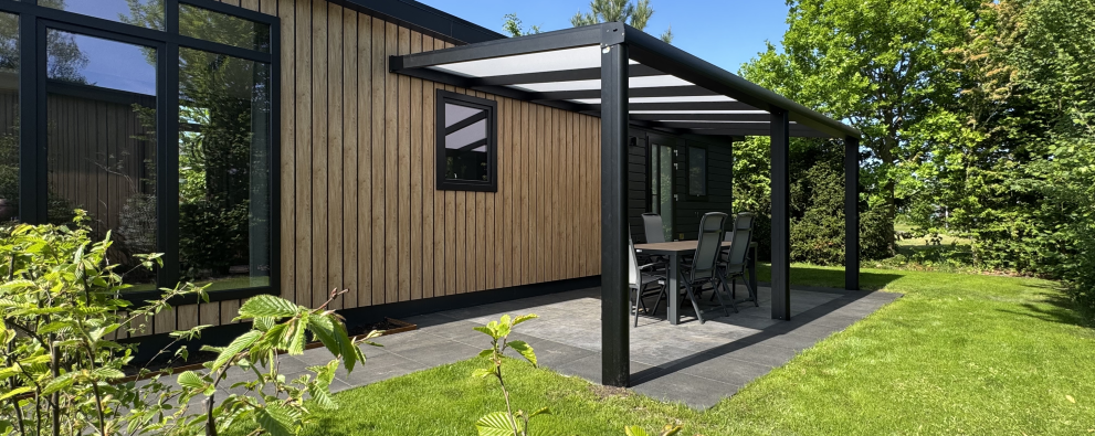 Sunlodge tuin zijkant.png