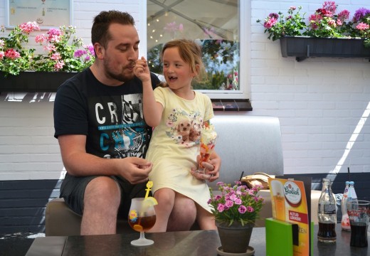 Sorbet eten op het terras.JPG